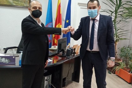 Посолството ни в Скопие дари хранителни продукти за 30 социално слаби семейства в община Берово
